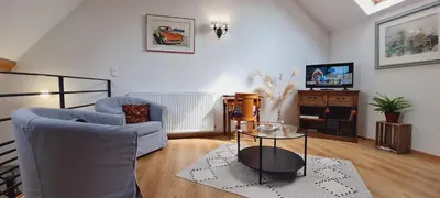 Télévision ou salle de divertissement dans l'établissement L'Authentic- Petit-déjeuner inclus - Cosy - Calme