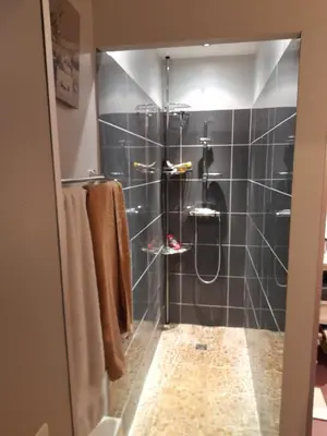 Salle de bains dans l'établissement Aux Glycines