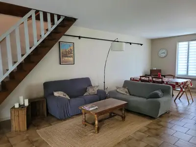 Coin salon dans l'établissement LA PETITE MAISON
