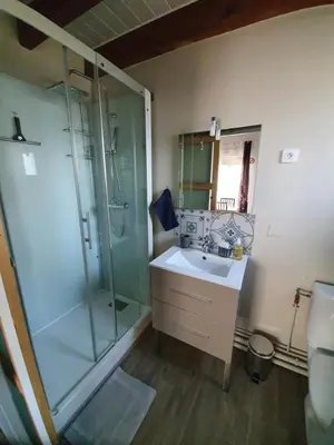 Salle de bains dans l'établissement Nuits & Jours Duplex à Nuits Saint Georges