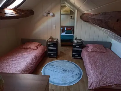 Télévision ou salle de divertissement dans l'établissement JURA - Maison de village entière avec piscine
