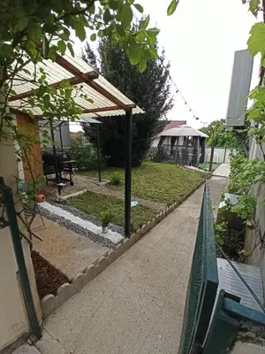 Jardin de l'établissement JURA - Maison de village entière avec piscine