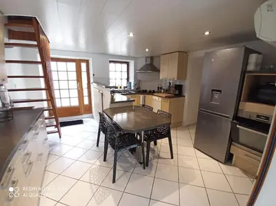 Cuisine ou kitchenette dans l'établissement JURA - Maison de village entière avec piscine