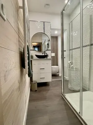 Salle de bains dans l'établissement Studio Lilou cocon design au cœur de Lons