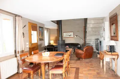 Plan de l'établissement Chalet chaleureux à Marigny-l'Église avec vue sur lac et montagne