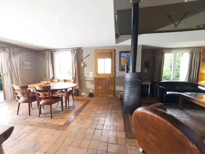 Plan de l'établissement Chalet chaleureux à Marigny-l'Église avec vue sur lac et montagne
