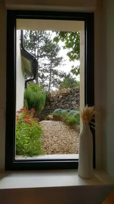 Jardin de l'établissement La Maison de l'Ecu : charme et vue incroyable