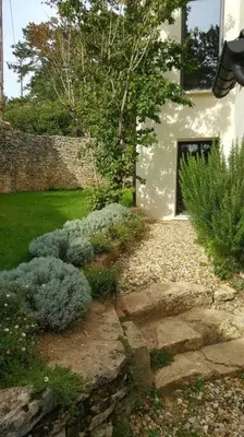 Jardin de l'établissement La Maison de l'Ecu : charme et vue incroyable