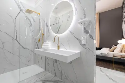 Salle de bains dans l'établissement Legend Majestic - Baignoire chaussure - TV Miroir - Parking Privé GRATUIT