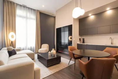 Coin salon dans l'établissement Legend Majestic - Baignoire chaussure - TV Miroir - Parking Privé GRATUIT