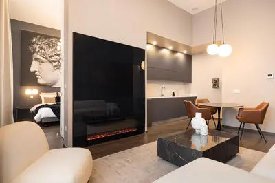 Coin salon dans l'établissement Legend Majestic - Baignoire chaussure - TV Miroir - Parking Privé GRATUIT
