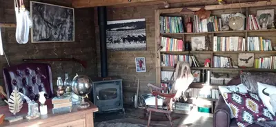 Bibliothèque dans la tente de luxe