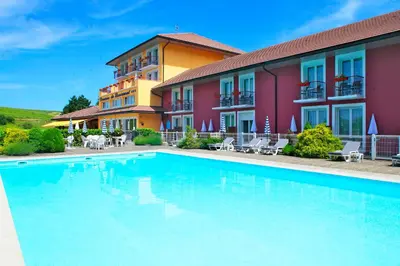 Piscine de l'établissement Domaine du Revermont - Logis Hotel ou située à proximité