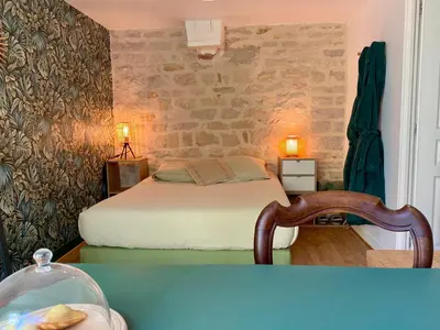 Un ou plusieurs lits dans un hébergement de l'établissement Chambre Cocoon dans une maison avec SPA et jardin en centre ville