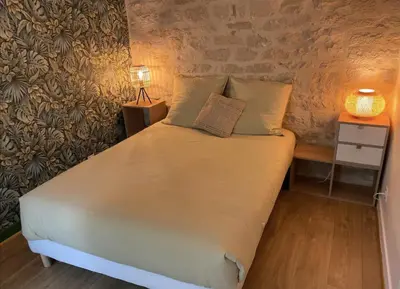 Un ou plusieurs lits dans un hébergement de l'établissement Chambre Cocoon dans une maison avec SPA et jardin en centre ville