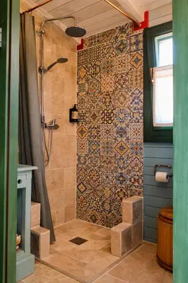 Salle de bains dans l'établissement Roulotte de charme avec bain nordique et brasero - Autun, Morvan