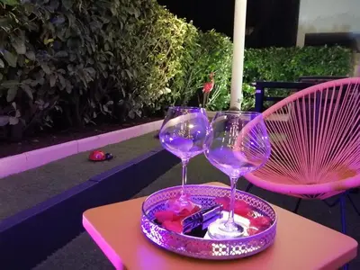 Boissons dans l'établissement Romantisme et glamour 2 avec spa , clim et jardin