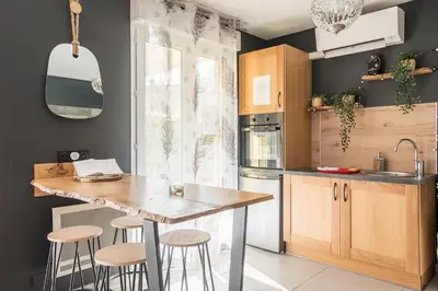 Cuisine ou kitchenette dans l'établissement Romantisme et glamour 2 avec spa , clim et jardin
