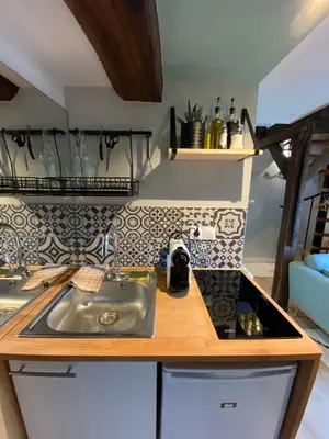 Cuisine ou kitchenette dans l'établissement Le Donjon : Centre historique