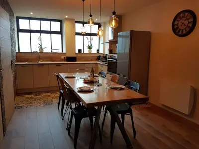 Cuisine ou kitchenette dans l'établissement Gite du Cours St Mauris Authentique et moderne