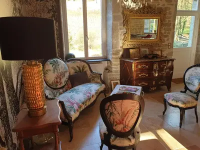 Télévision ou salle de divertissement dans l'établissement Maison Bélénos