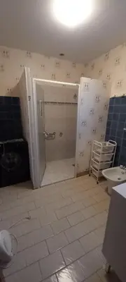 Salle de bains dans l'établissement gîte du gardier