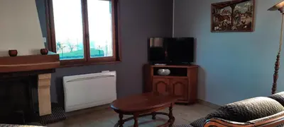 Télévision ou salle de divertissement dans l'établissement gîte du gardier