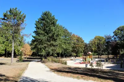 Jardin de l'établissement Studio avec terrasse en résidence calme à Dijon.