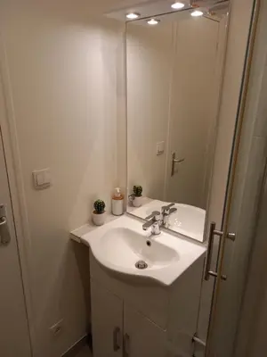 Salle de bains dans l'établissement Studio avec terrasse en résidence calme à Dijon.