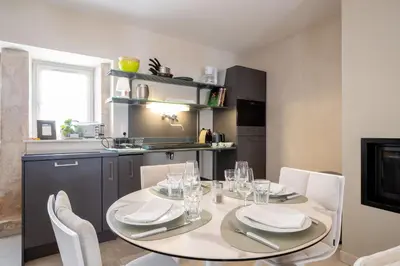 Cuisine ou kitchenette dans l'établissement Les Demeures du Tonnelier, Maison Côté Jardin