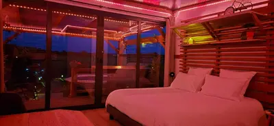 Un ou plusieurs lits dans un hébergement de l'établissement La Luna - Tiny House Spa - Romantique & Nature