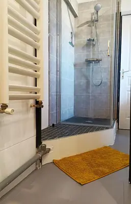 Salle de bains dans l'établissement La Diligence de Beaune