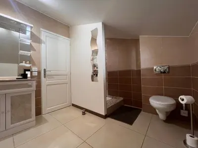 Salle de bains dans l'établissement Ain’Time