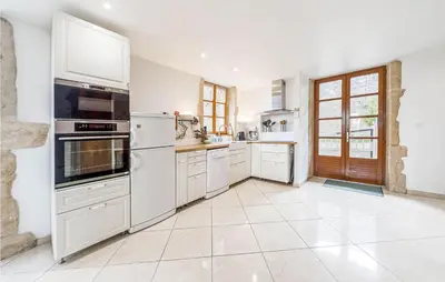 Cuisine ou kitchenette dans l'établissement Lovely Home In Oyé With Kitchen