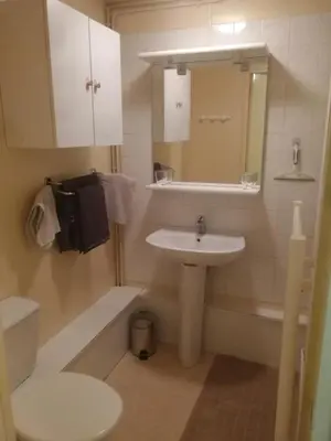 Salle de bains dans l'établissement Arbois, joli petit appartement plein centre