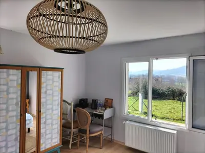 Coin salon dans l'établissement Agréable chambre meublée, vue sur la vallée de l'Auxois