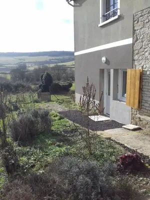 Jardin de l'établissement Agréable chambre meublée, vue sur la vallée de l'Auxois