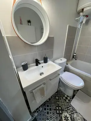 Salle de bains dans l'établissement Le Petit Dijonnais