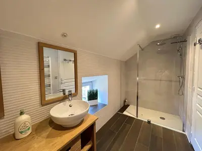 Salle de bains dans l'établissement Maison élégante à Meursault avec jardin clos et cheminée