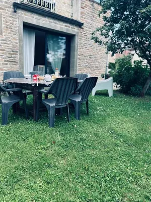 Jardin de l'établissement Appartement 3 étoiles tout confort et spacieux en campagne bourguignonne