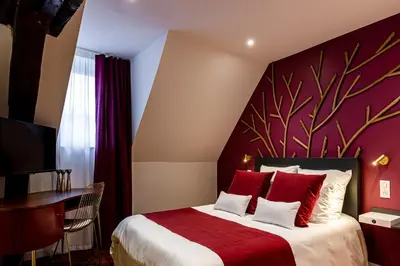 Un ou plusieurs lits dans un hébergement de l'établissement Hotel du Palais Dijon