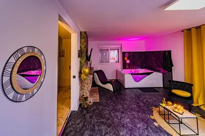 Un ou plusieurs lits dans un hébergement de l'établissement superbe appartement de charme moulin de Baverans .