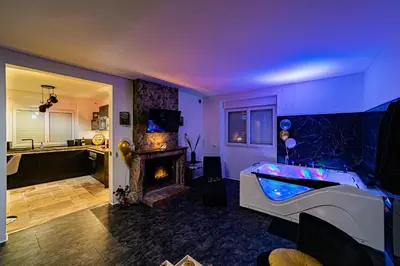 Un ou plusieurs lits dans un hébergement de l'établissement superbe appartement de charme moulin de Baverans .