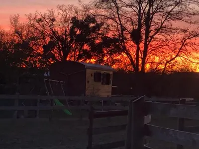 Lever ou coucher de soleil vu de la tente de luxe ou à proximité