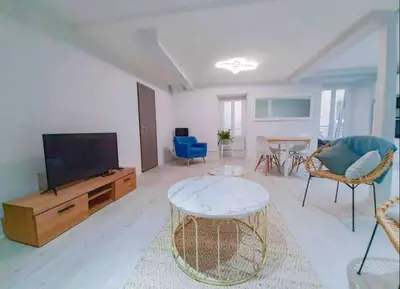 Télévision ou salle de divertissement dans l'établissement Le Nuits Saint Georges