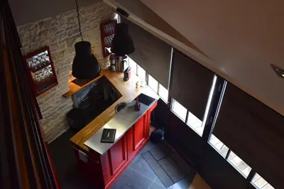 Télévision ou salle de divertissement dans l'établissement L'Aubergiste
