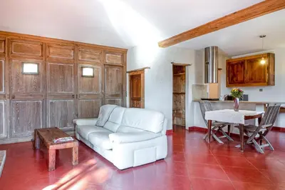 Coin salon dans l'établissement Petite Maison de Jeanne - Corps de ferme rénové