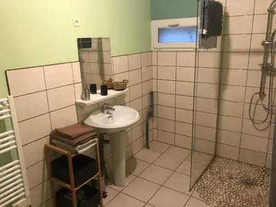 Salle de bains dans l'établissement Gite de la cascade