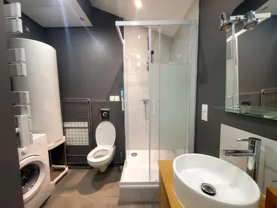 Salle de bains dans l'établissement L'IDYLLE - Studio Cocooning avec Jacuzzi