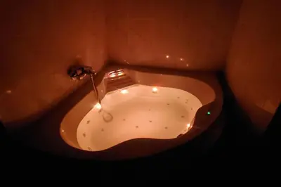 Salle de bains dans l'établissement L'IDYLLE - Studio Cocooning avec Jacuzzi